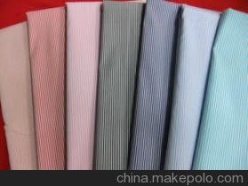 ���\������